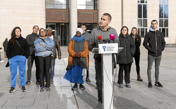 Un momento de la comparecencia del Sindicato Socialista de Vivienda de Euskal Herria en Iruñea.