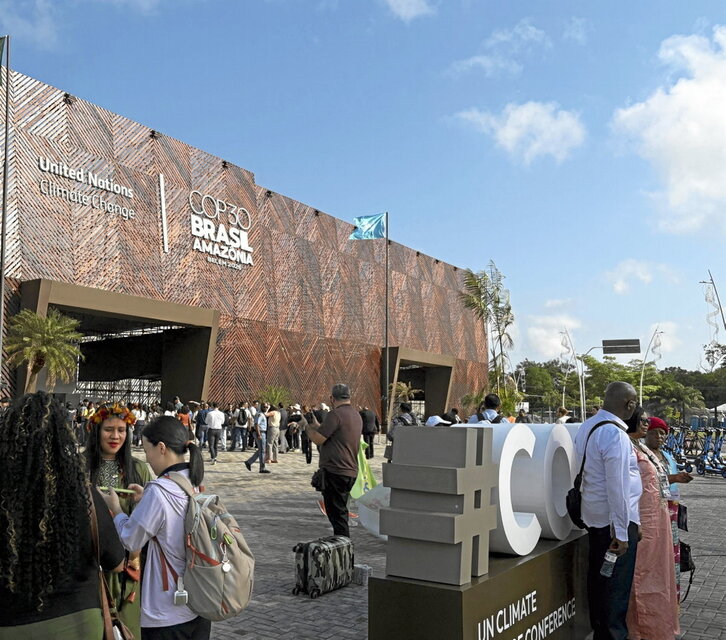 Entrada principal al recinto que alberga la cumbre COP30 en Belém, Brasil.