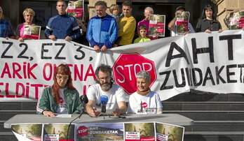 Zundaketen aurkako mendi martxa iragartzeko agerraldia Idiazabalen.