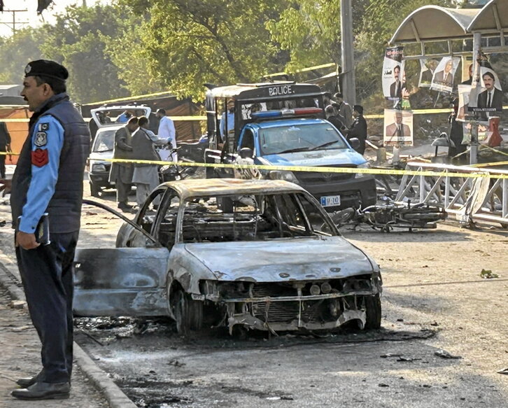 Coches alcanzados por la explosión.