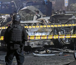 Vehículos carbonizados por la explosión.