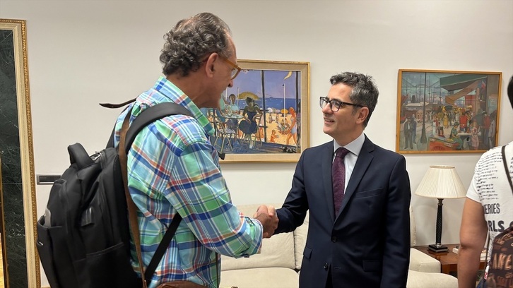 El ministro Bolaños saluda a una víctima de abusos en un encuentro anterior.