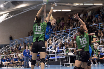 La defensa del Beti Onak trata de bloquear el disparo de Ogonovszky.