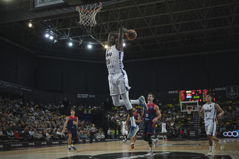 Amar Sylla anota ante el Brno en Miribilla. 