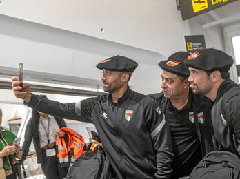 Los jugadores palestinos recibieron una txapela a su llegada a Bilbo.
