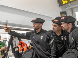 Los jugadores palestinos recibieron una txapela a su llegada a Bilbo.