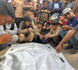 Palestinos velan a dos muertos el lunes en Gaza.