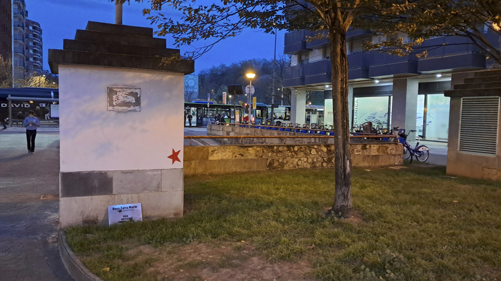 La placa colocada por la familia de Rosa Zarra en 2020 que ha sido vandalizada.