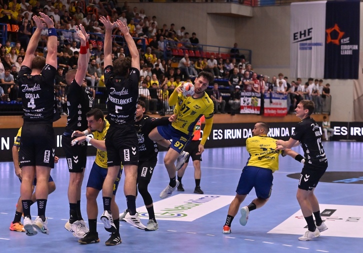 Instantánea entre Bidasoa y Flenburg en la segunda jornada de la EHF European League disputado en Artaleku.
