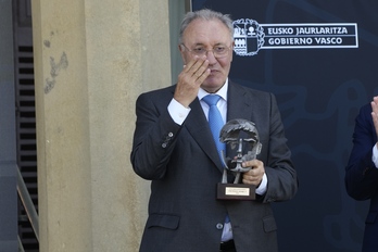 Jainaga, con el premio Joxe Mari Korta entregado por Pradales.
