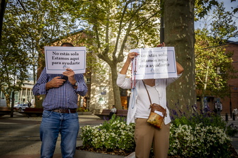 Dos antiabortistas, concentrados frente a la clínica Askabide en 2022.