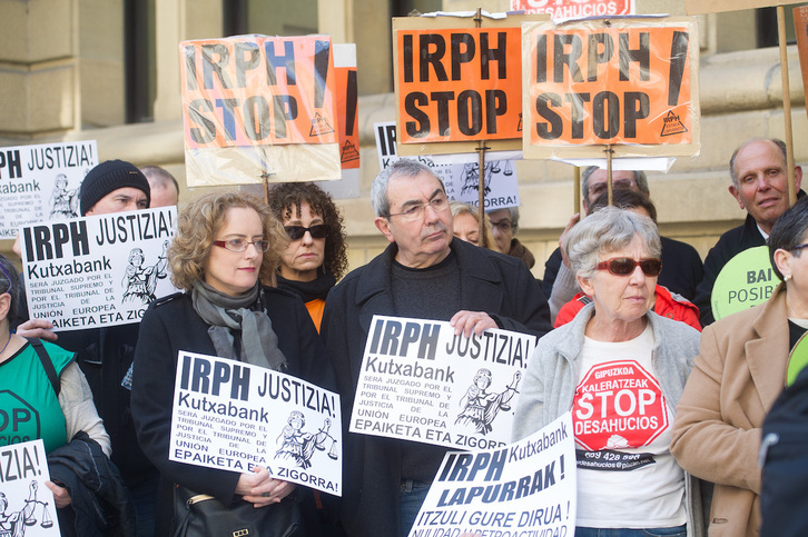 Protesta ante el Juzgado de Donostia por el caso de estas hipotecas.