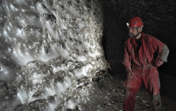 Uno de los espeleólogos, ante la gigantesca telaraña.