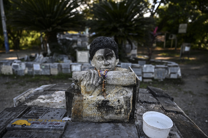 Escultura que representa a Omaira Sánchez, en el lugar donde murió tras una agonía de 60 horas que estremeció al mundo.