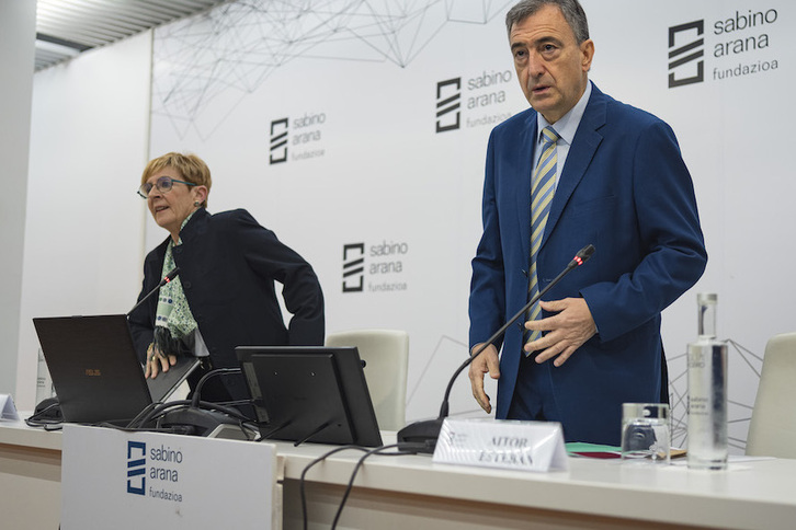 Aitor Esteban, en la fundación Sabino Arana junto a su nueva presidenta, Arantxa Tapia.