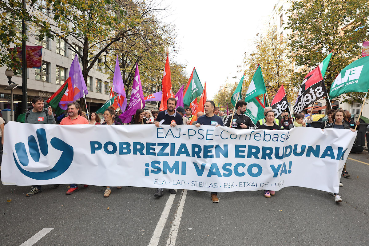 Gutxieneko soldata propioa ez blokeatzeko eskatu diete sindikatuek EAJri eta PSEri