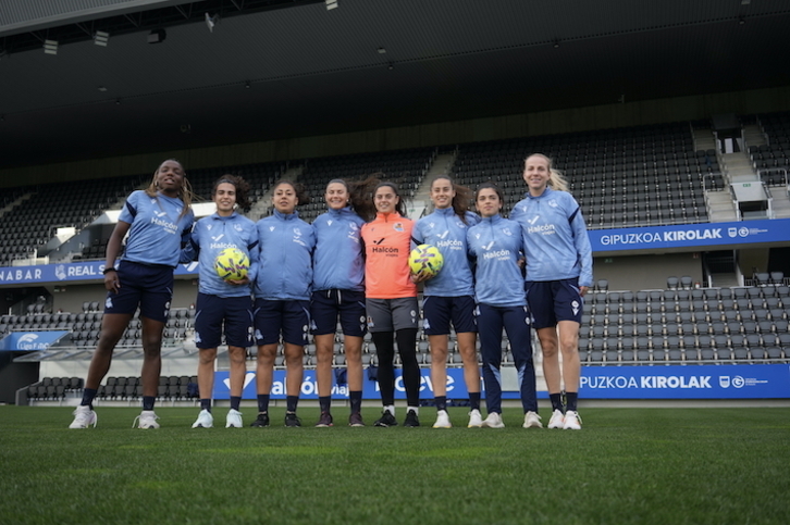 Las jugadoras de la Real posan en Zubieta, donde preparan el derbi del domingo.