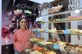 Lianella González Mena, nueva dueña de la bombonería Le Chocolat de la calle Sombrerería de Bilbo. 