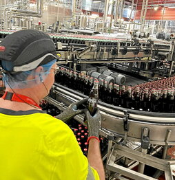 La planta de Galdakao dispone de seis líneas de producción y una capacidad de almacenamiento superior a 34.000 pallets.