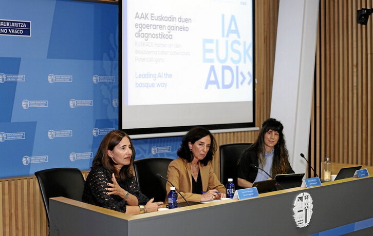 Nerea Aranguren, Jaione Ganzarain y Laura Marrón, en la presentación del informe.