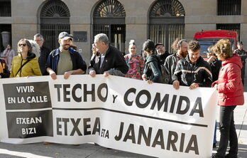 Concentración de varios colectivos para exigir que se atienda a las personas sin hogar de Iruñea.