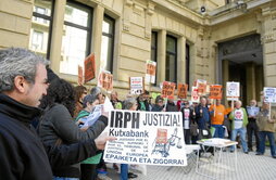 Protesta ante el Juzgado de Donostia por el caso de estas hipotecas.
