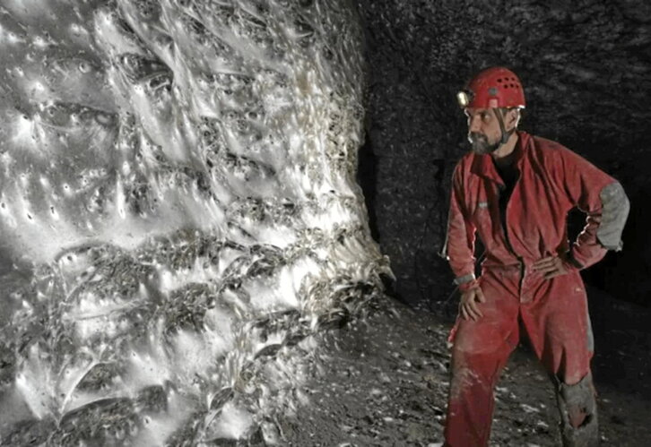 Uno de los espeleólogos, ante la gigantesca telaraña.