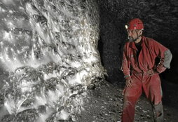 Uno de los espeleólogos, ante la gigantesca telaraña.