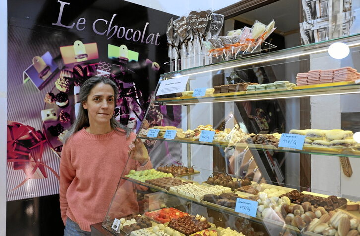 Lianella González Mena, nueva dueña de la bombonería Le Chocolat de la calle Sombrerería de Bilbo.