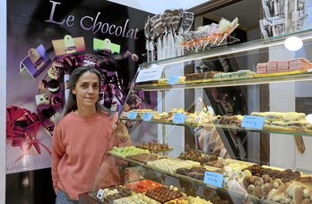 Lianella González Mena, nueva dueña de la bombonería Le Chocolat de la calle Sombrerería de Bilbo.