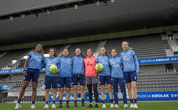 Las jugadoras de la Real posan en Zubieta, donde preparan el derbi del domingo.