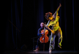 Eñaut Zubizarreta eta  Amaiur Luluaga ikuskizunaren pasarte batean.