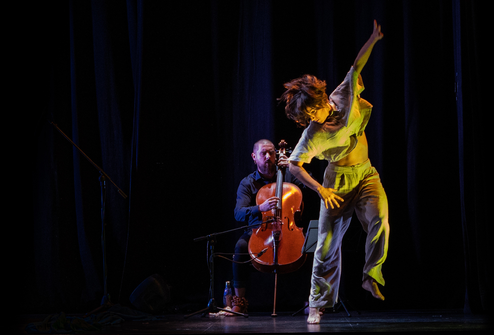 Eñaut Zubizarreta eta  Amaiur Luluaga ikuskizunaren pasarte batean.