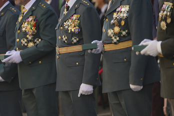 Zenbait guardia zibil, domina ugari paparrean, Iruñean urriaren 12ean egindako ospakizunean.