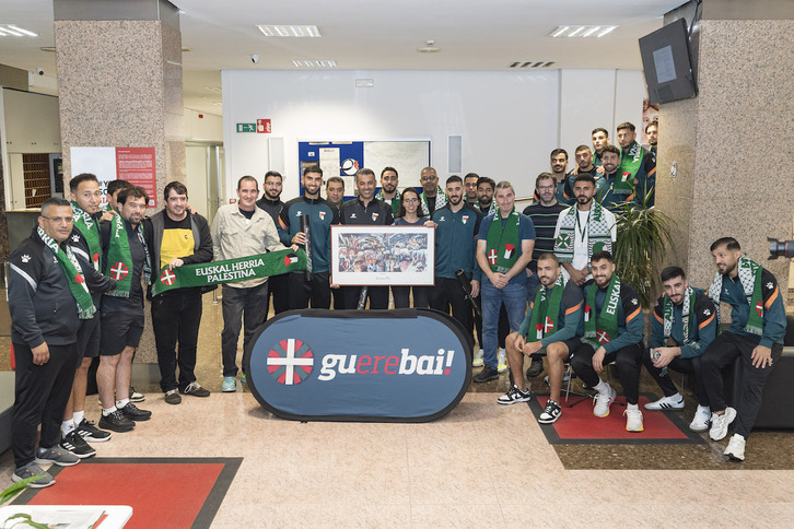 Zumetaren ‘Gernika’ koadroa jaso zuen Palestinako selekzioko ordezkaritzak.