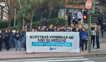 Hainbat eragile batu dira Basauriko etxegabetzea salatzera.