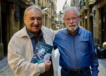 Xabier Berasaluze ‘Leturia’ eta Xabier Amuriza, kopla liburuarekin.