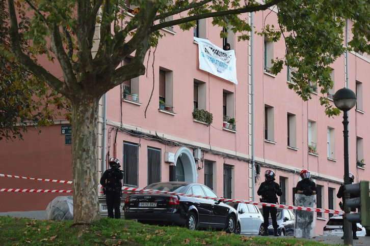 Dispositivo de la Ertzaintza en el desahucio de Basauri.