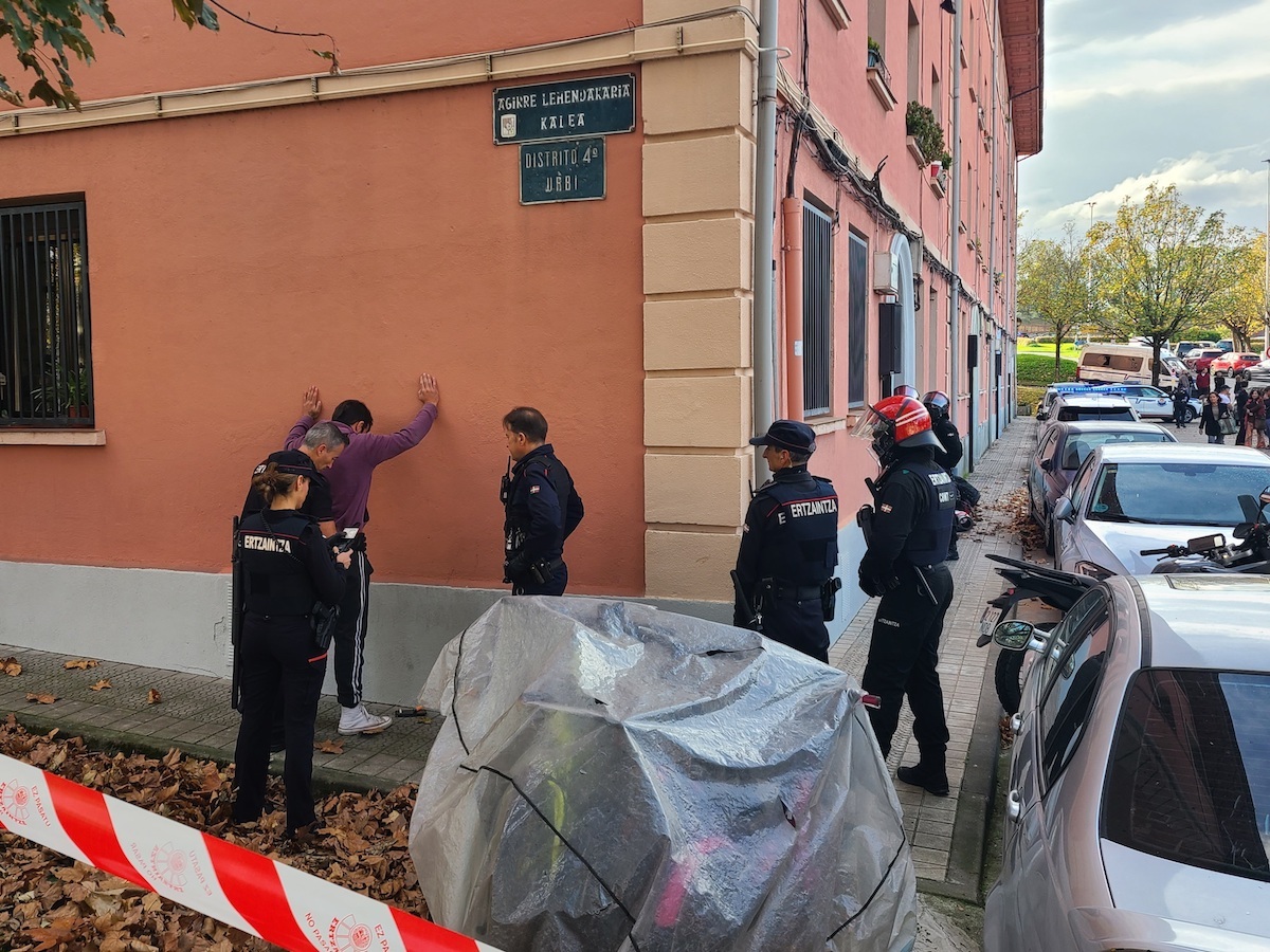 La Ertzaintza ha identificado y cacheado a los miembros de Batu que hacían frente al desahucio dentro del edificio. (NAIZ)
