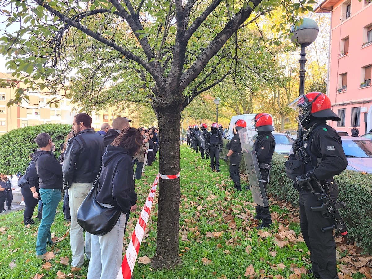 La Ertzaintza ha acordonado la zona. (NAIZ)