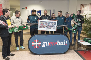 NAIZek Zumetaren Gernika oparitu zion Palestinako ordezkaritzari