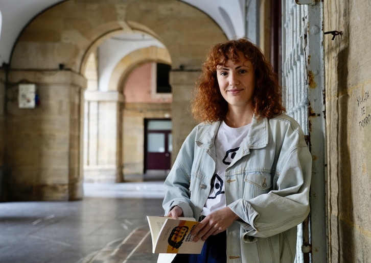 Aiora Enparantza Donostian, liburua eskuan duela.