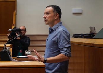 Mitxel Lakuntza, secretario general de ELA, ha defendido la iniciativa en la tribuna del Parlamento.