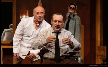 Pepe Viyuela y Antonio Molero, en el microcosmos de la barbería. Detrás, el personaje de Jacqueline Picasso.