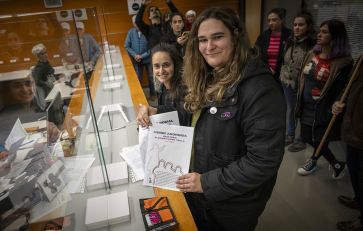 Klaudia Ugarte, Lumagorri HAT kolektiboko presidentea, Arabako Herri Akordioa Foru Aldundian aurkeztu duten unean.