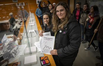 Klaudia Ugarte, Lumagorri HAT kolektiboko presidentea, Arabako Herri Akordioa Foru Aldundian aurkeztu duten unean.