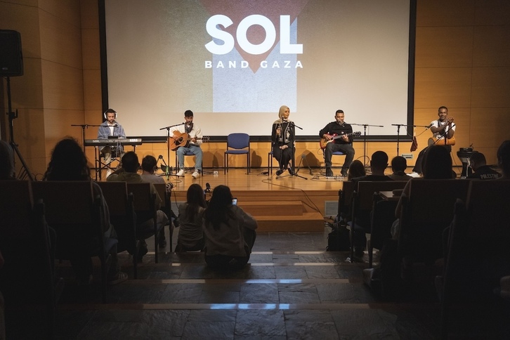 El quinteto de Sol Band Gaza tocando en el Paraninfo de la Facultad de Ciencia y Tecnología