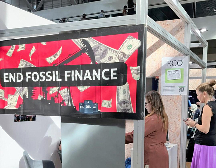 Un estand en la COP30 pide el fin de las energías fósiles.