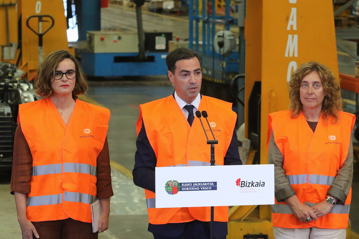 Etxanobe, Pradales y García Chueca, en una comparecencia en las cocheras de Metro Bilbao.