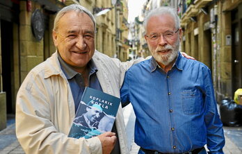 Xabier Berasaluze «Leturia» eta Xabier Amuriza, kopla liburuaren aurkezpenean.